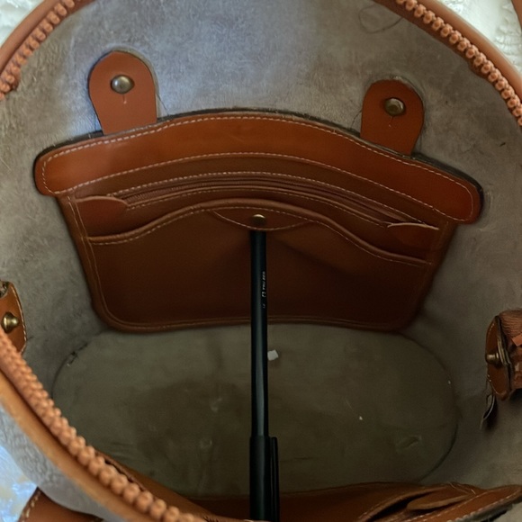 Beautiful Vintage Dooney&Bourke Dome Satchel..Taupe with British Tan details. - Picture 6 of 13